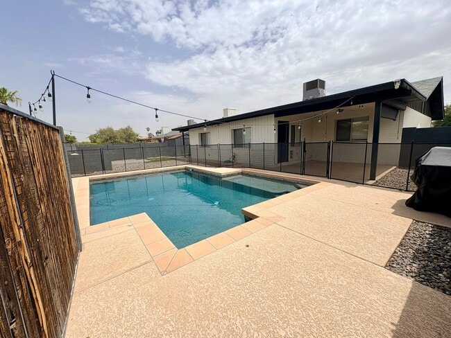 Photo - 1410 E Bishop Dr