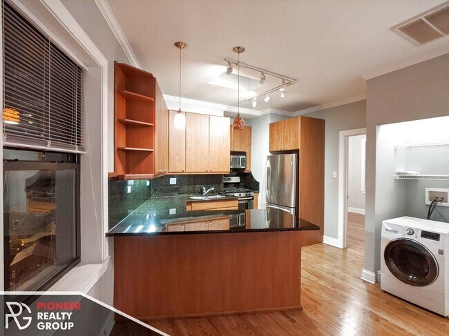 Photo - 624 W Roscoe St Unit 2