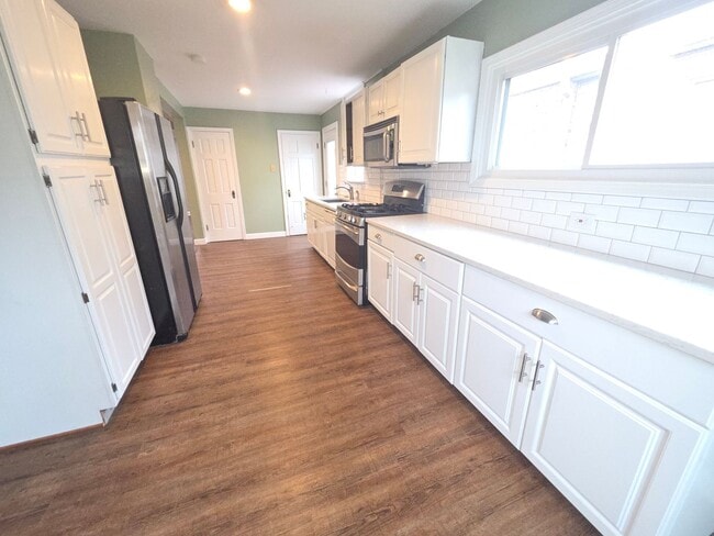 Photo - Large private home in Brentwood