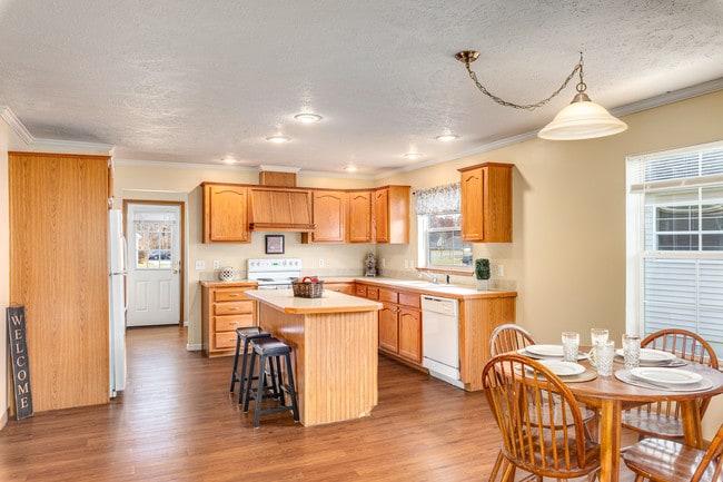 Building Photo - Woodfall Villas