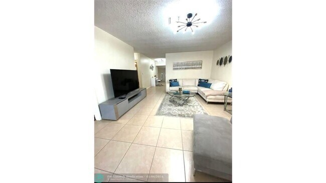 Building Photo - 1641 NE 55th St Rental