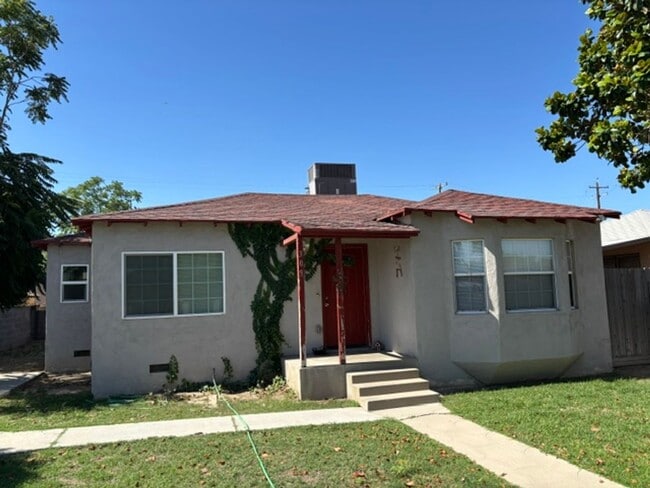 Building Photo - Charming 2 Bedroom, 1 Bathroom Home with Garage & Large Backyard – Available Now!