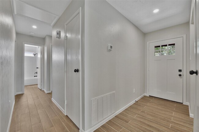 Photo - 7 E Brookberry Ct