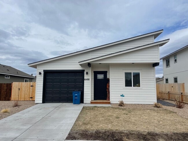 Photo - Newer cute bungalow in La Pine OR