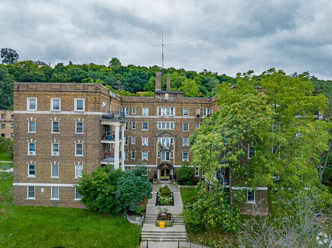Photo - 325 James St S