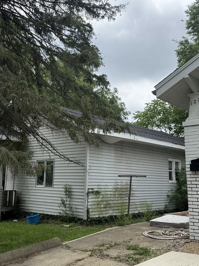 Building Photo - 1283 S Illinois St