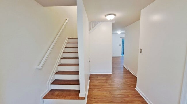 Photo - 3 Bed / 2-1/2 Bath Single Family Townhome with 1-Car Garage