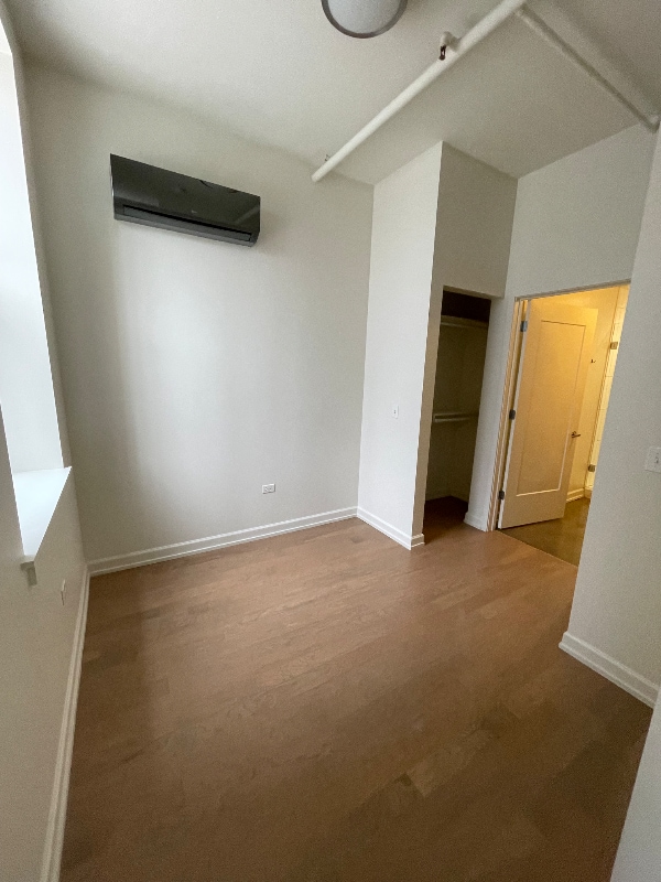 Photo - 117 N Clark St