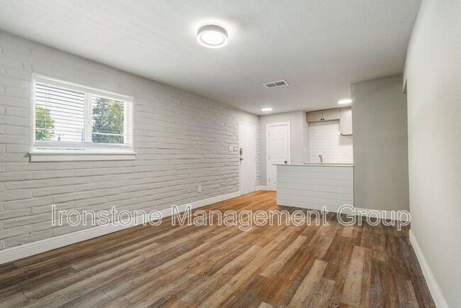 Photo - 2618 E 8th St