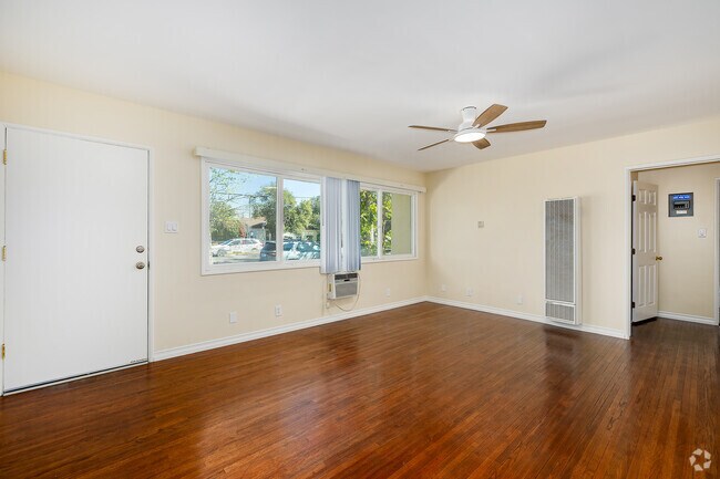 1BR, 1BA - 765SF - Living Room