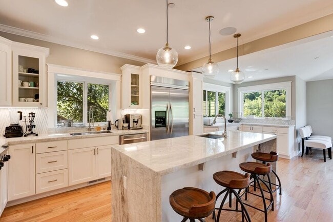 Building Photo - 3341 Oak Knoll Dr