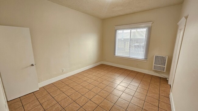 Photo - 743 S Burlington Ave Unit 4