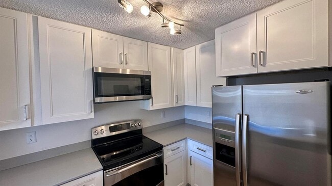 Building Photo - 1631 Cypress Way E