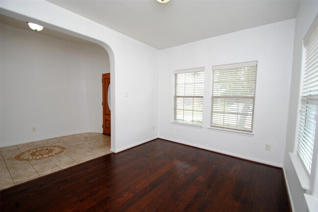 Photo - 402 Mornington Ln
