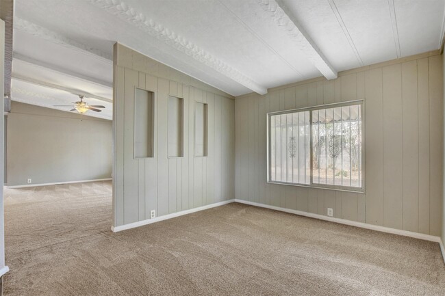 Photo - 136 Sir Thomas Dr