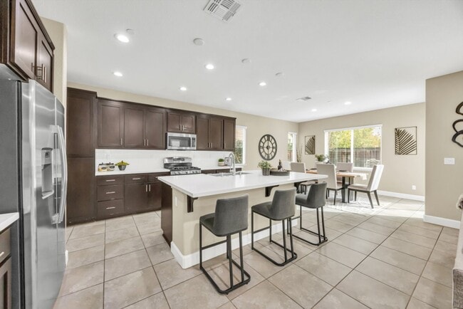 Photo - 1437 Cummings Way