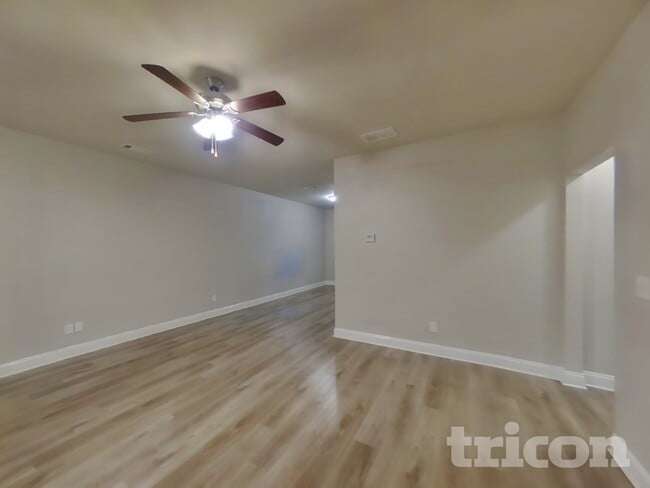 Photo - 805 Crescent Way