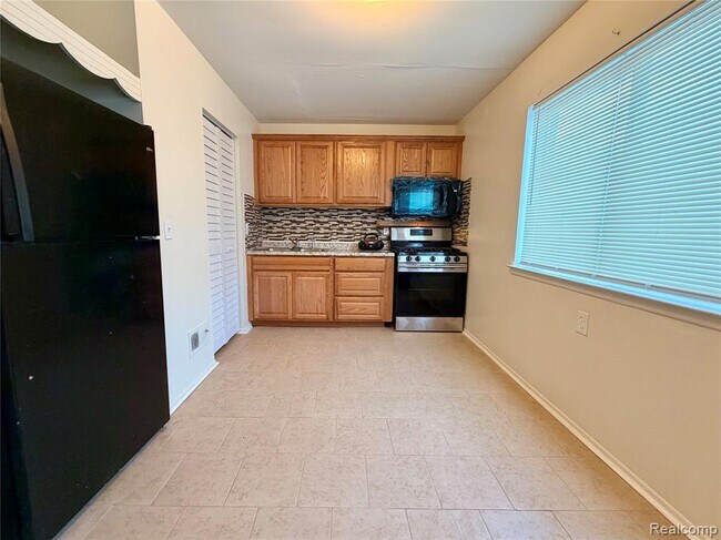 Photo - 20031 Hubbell Ave