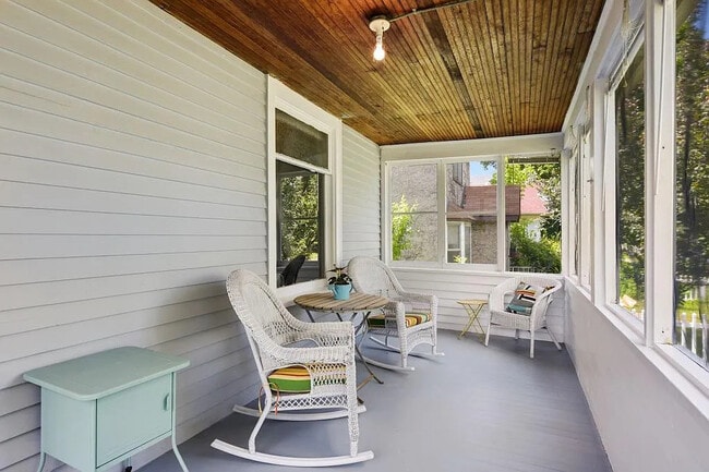 Screened in porch - 3935 Hubbard Ave N