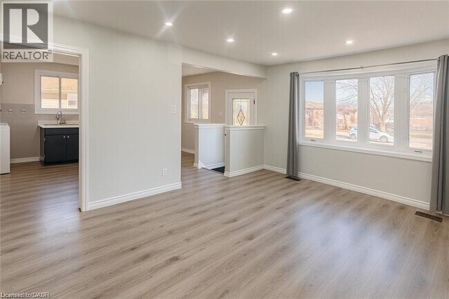 Photo - 14 Grenadier Rd