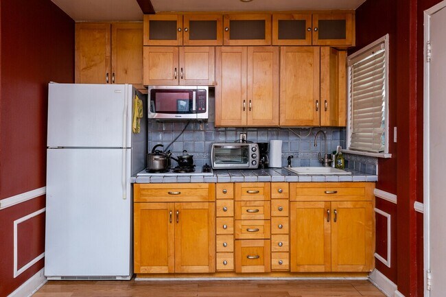 Fully Furnished/Equipped - Classic Hollywood
