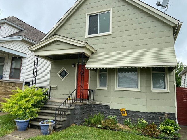 Building Photo - $1,600 - One of a Kind Bungalow in Hamtramck