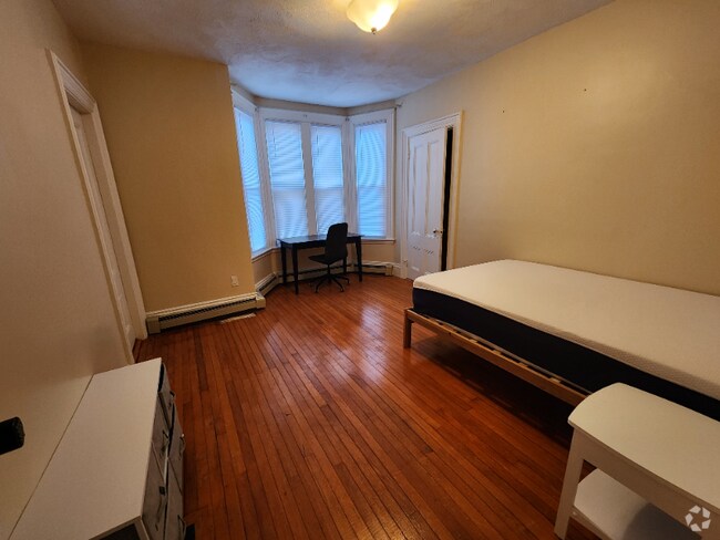Building Photo - 66 Brook St Rental