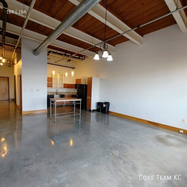 Building Photo - 382 W 22nd St Unit 402