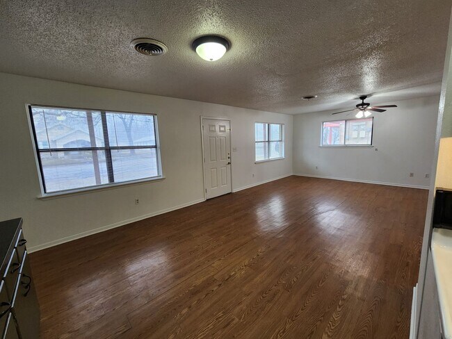 Photo - 2/1 Duplex in Lampasas House