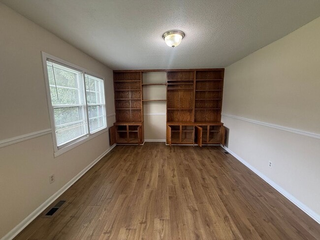Photo - 1570 Marett Blvd
