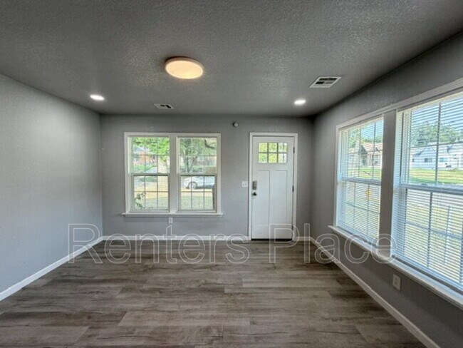 Photo - 201 S Jamestown Ave