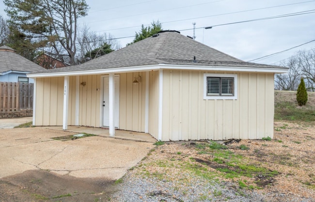 Photo - 704 Roundhouse Rd