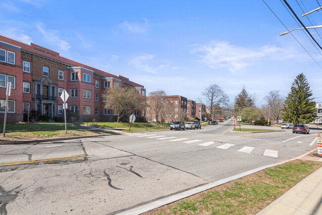 Photo - 8 Blackstone Blvd Unit Sunny & Spacious