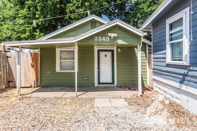 Building Photo - 2 bedroom home, GET 1/2 OFF 1ST MONTH!