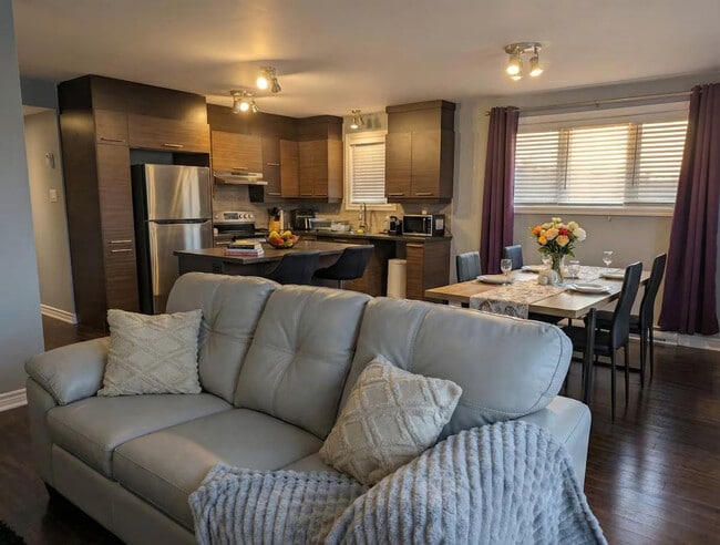 Building Photo - 5055 Chem. du Souvenir Unit SI ID1473542P