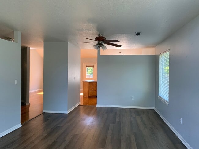 Photo - 2010 S Elm St