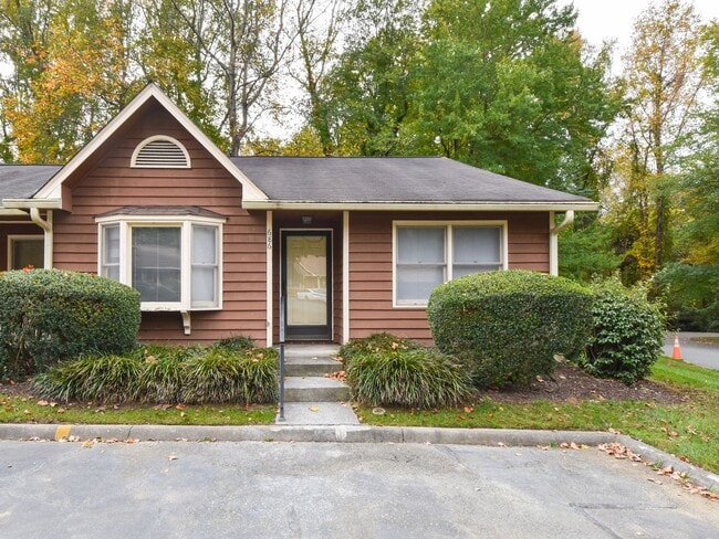 Building Photo - 3 bedrooms, 2 bath one level town-home wit...