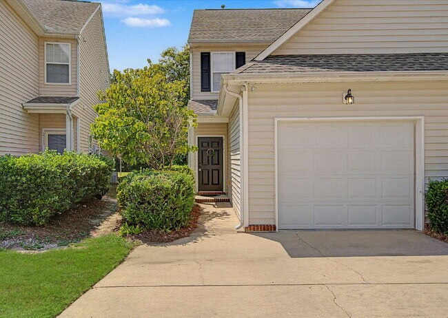 Townhome in Desirable Hedingham Community