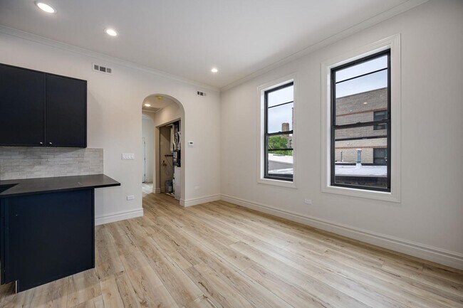 Photo - 1710 W Belmont Ave Unit 302