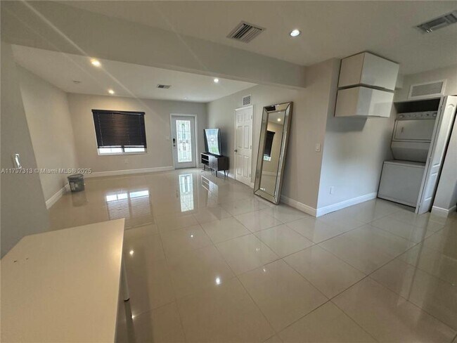 Building Photo - 3 bedroom in Miami Beach FL 33141 Rental