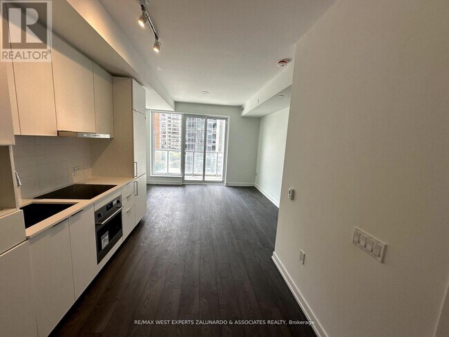 Photo - 8 Olympic Gdn Dr Unité 620