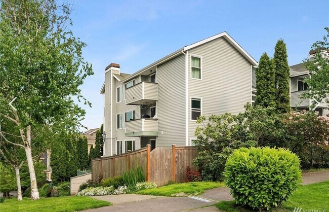 Photo - Updated, light flooded corner 1 bedroom 1 bath condo in Madison Valley Unit 102