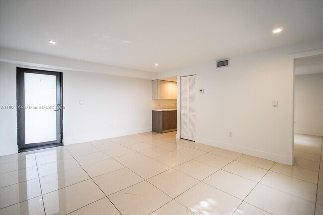Photo - 1985 Bay Dr Unidad 111
