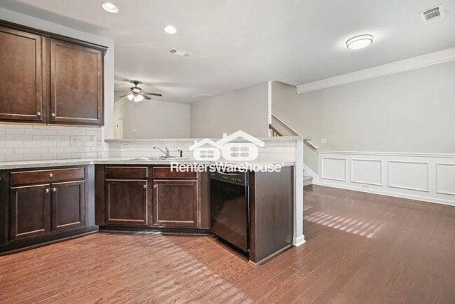 Photo - 570 Oakside Pl