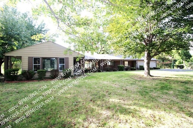 Building Photo - OVER 3000 SQ FT!!!  3 Bedroom, 2 Bath, 2 H... Rental