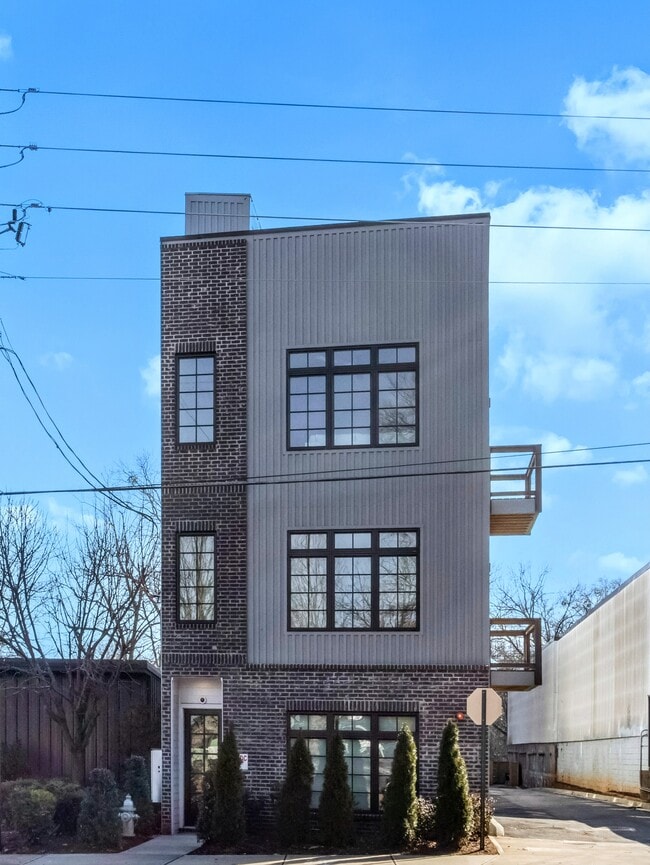 Building Photo - 417 E College Ave Unit The Flats