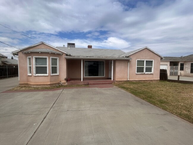 Building Photo - This home is loaded with space and features and Northwest Hanford