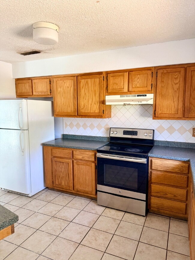 Photo - Large 3 Bedroom, 2 Bathroom, Pool Home For Rent.