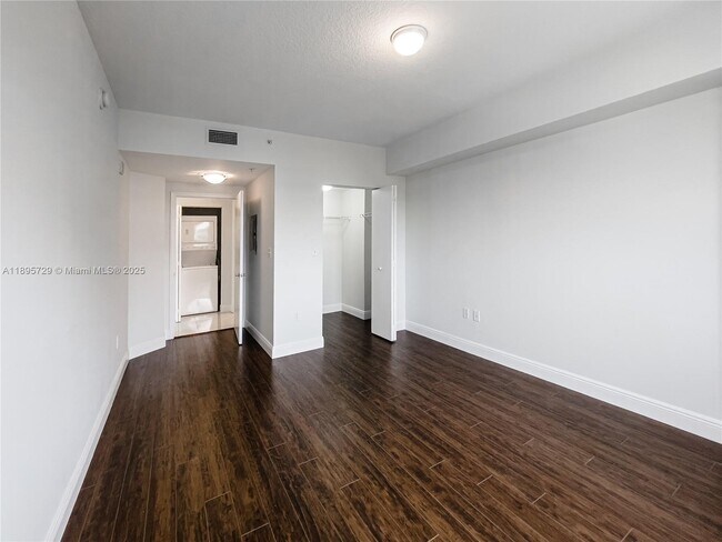 Photo - 18800 NE 29th Ave Unidad 607