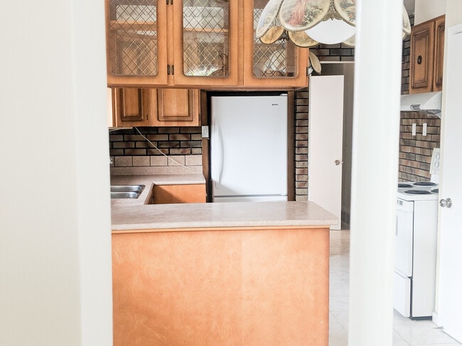 Building Photo - 32 Durrington Crescent Unit 1